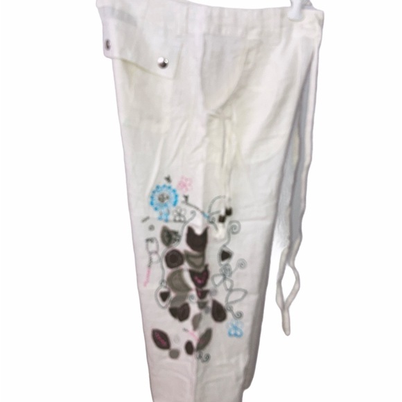 Pants - White Capri Pants With Embroidery Medium